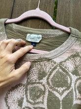 DOILY BLEACH upcycled Sweatshirt // crew neck / medium green