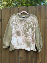 DOILY BLEACH upcycled Sweatshirt // crew neck / medium green